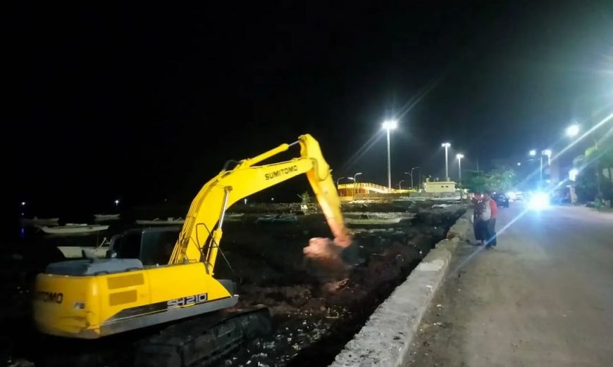 Tim Kebersihan DLH Kerja Siang Malam Keruk Sampah Laut Pesisir Cempae
